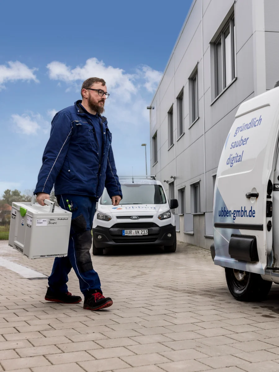 Servicetechniker von Ubben SHK mit Werkzeugkoffer auf dem Weg zum Einsatzort