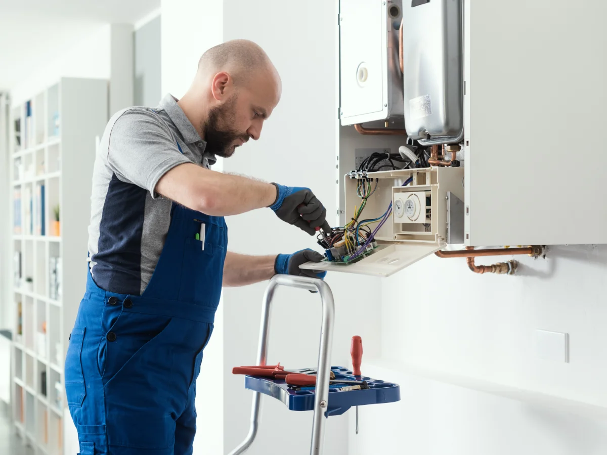Installateur führt Wartung an moderner Heizungsanlage durch
